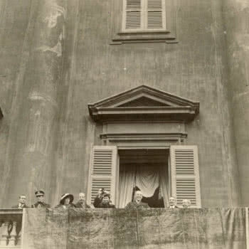 Woodrow Wilson affacciato al balcone del Palazzo Reale di Milano, gennaio 1919.