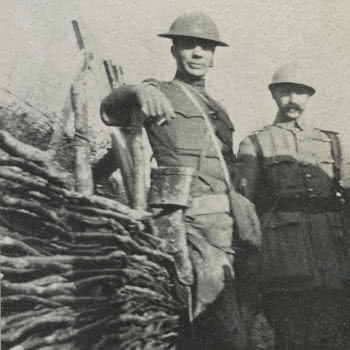 Theodore Roosevelt Jr. in trincea con un soldato dei cacciatori alpini, 1917.