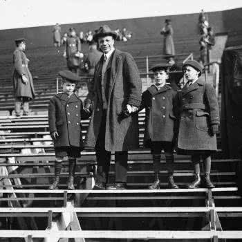 Theodore Roosevelt Jr. con i figli allo stadio.