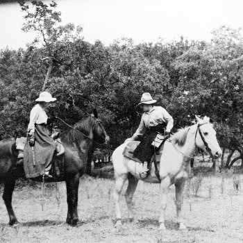 Bertha M. Bower (a sinistra) a cavallo lungo il Tongue River in compagnia di Jean Ironside, sorella di Nancy Russell (moglie di Charles M. Russell) (1917).