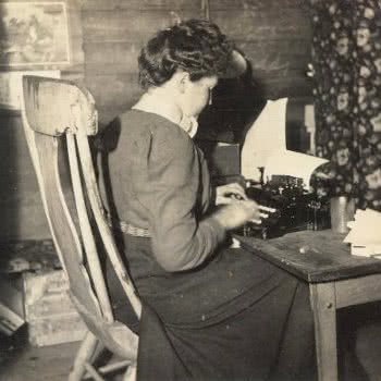 Bertha M. Bower a Big Sandy, Montana, nel 1904.